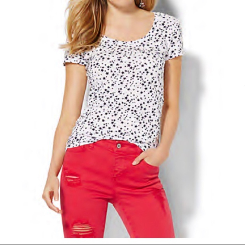 Scoopneck Star Print Tee 🎈